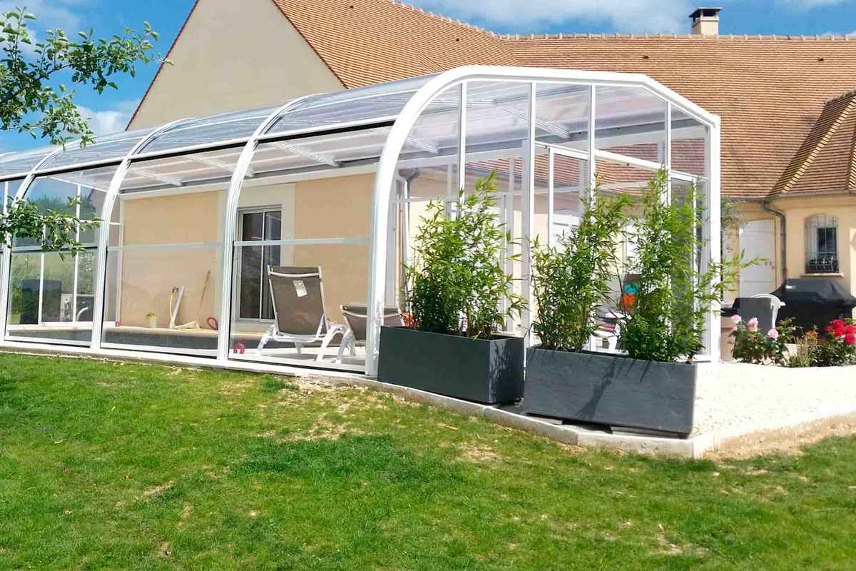 Cubierta de piscina a medida instalada en un jardín