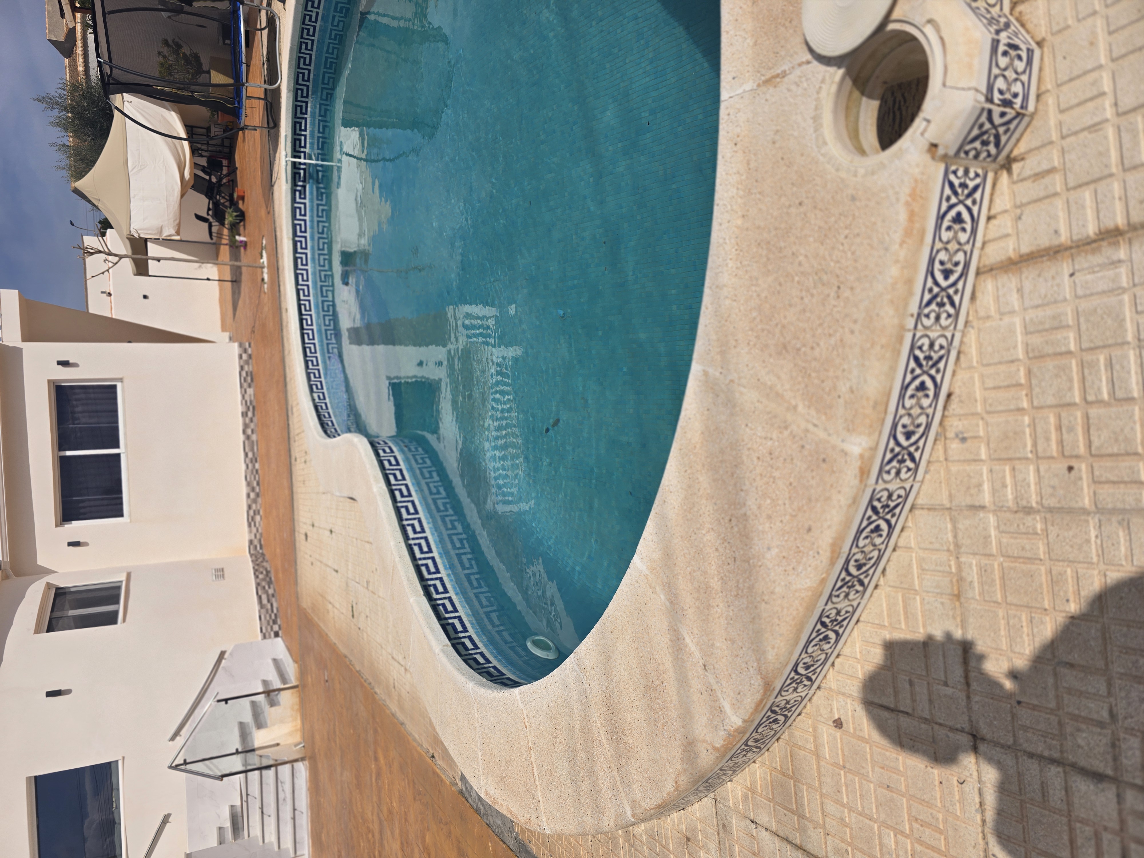 Estado previo de la piscina antes de la reforma en El Chaparral, Torrevieja