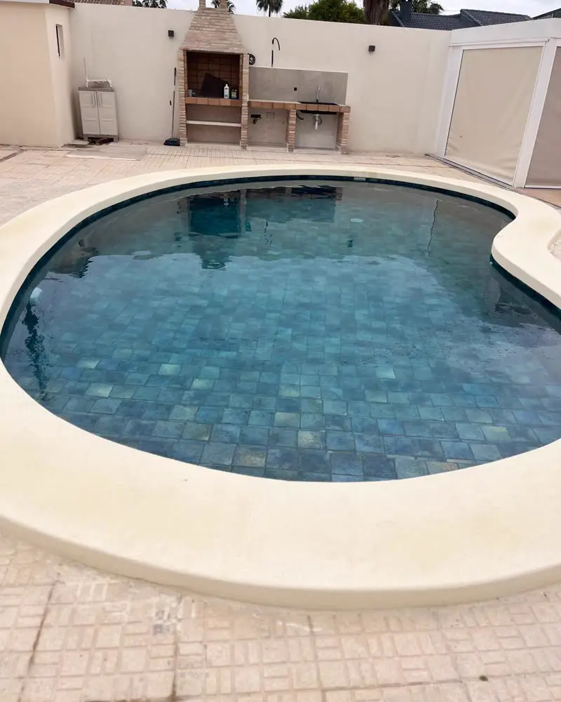 The same pool in El Chaparral, Torrevieja, after the renovation, with Azul Bali porcelain tiles